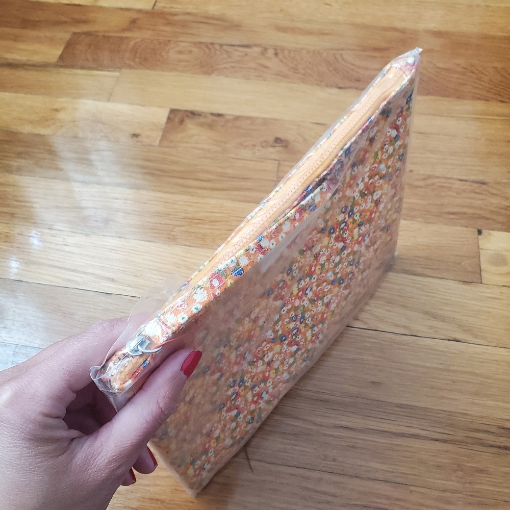 Shiseido x Tory Burch Wristlet - Picture 7 of 9